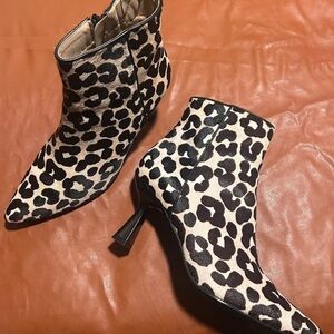 Chic Leopard Print Heeled Boots